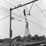 166471 Afbeelding van werkzaamheden aan de bovenleiding van het spoor te Lunetten bj Utrecht met behulp van een rolladder.